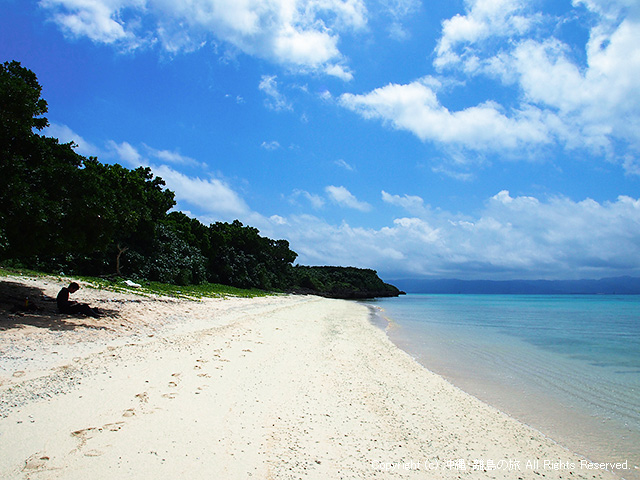 鳩間島では広めのビーチ