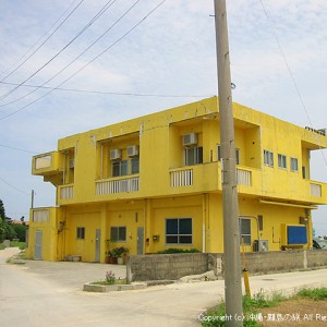 黄色い建物が目印