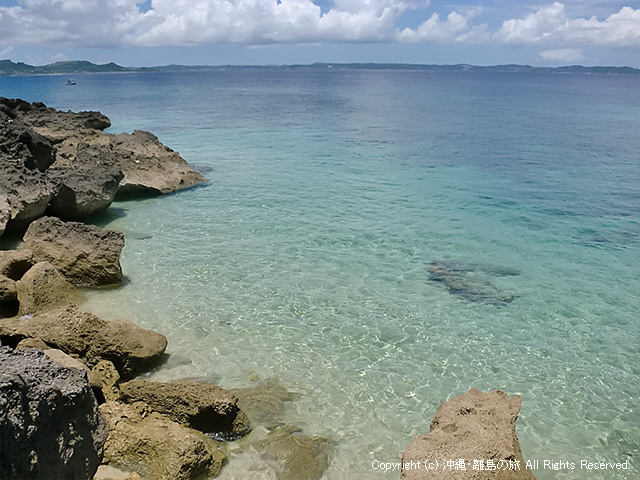 遠くに見えるのは本島