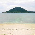 野甫島のビーチから伊平屋島を臨む