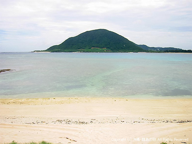 野甫島のビーチから伊平屋島を臨む 