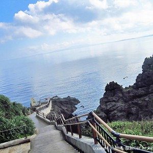 真栄田岬名物、天国への(降りる)階段