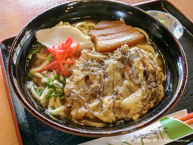 食事処とくじんの久高そば。普通の沖縄そばにもずくの天ぷらがのってた