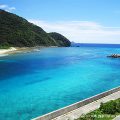 写真は阿嘉島。阿嘉大橋の上からの景色